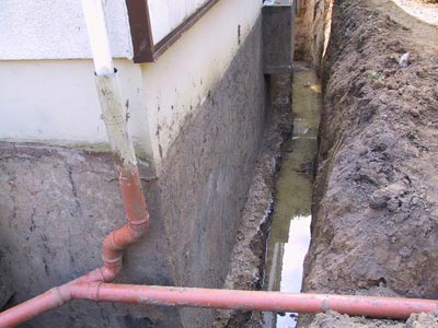 Das Grundwasser mußte abgepumpt werden und die Dachentwässerung wurde für die Bauzeit umgeleitet.